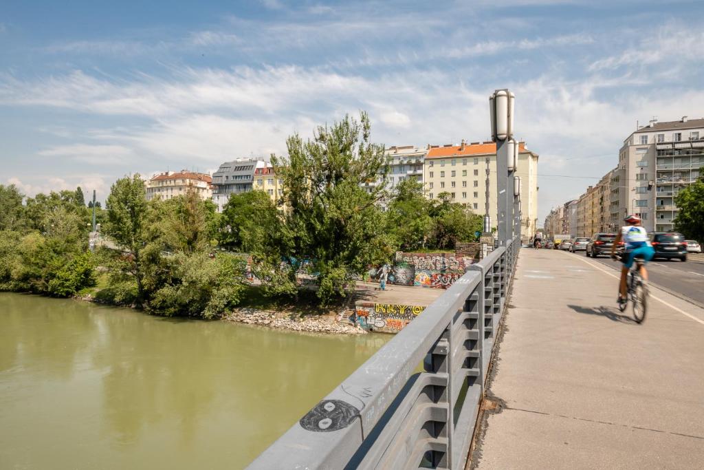 Skyflats Vienna Ring View - image 7
