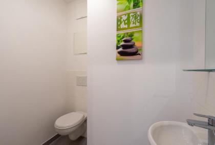 Vienna City and SPA - Modern Apartments next to Therme Wien & 15 Minutes to the City Center - image 5