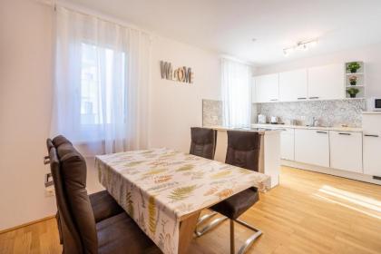 Vienna City and SPA - Modern Apartments next to Therme Wien & 15 Minutes to the City Center - image 6