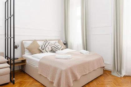 King Bed Home Tv Perfect for groups of 6 - image 26