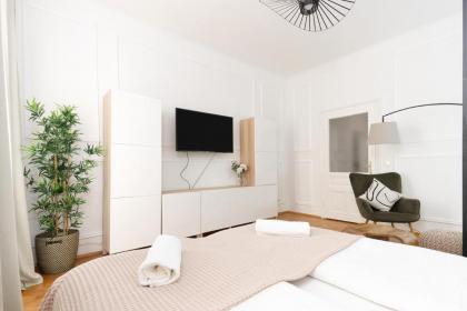 King Bed Home Tv Perfect for groups of 6 - image 29