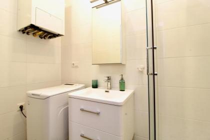 Redyard Modern Apartment - image 22
