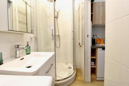 Redyard Modern Apartment - image 26